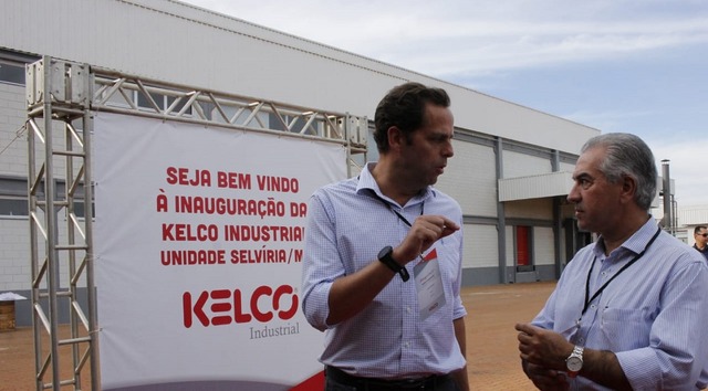 MS vence batalha da atração de empresas no Brasil Lars Reibel e Reinaldo Azambuja conversam sobre a fábrica de ração para cães e gatos em Selvíria (Reprodução/ms.gov)