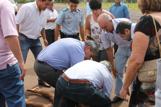 Enquanto o homem era atendidos pelos médicos/políticos formou uma aglomeração no local (Foto: Ricardo Ojeda)