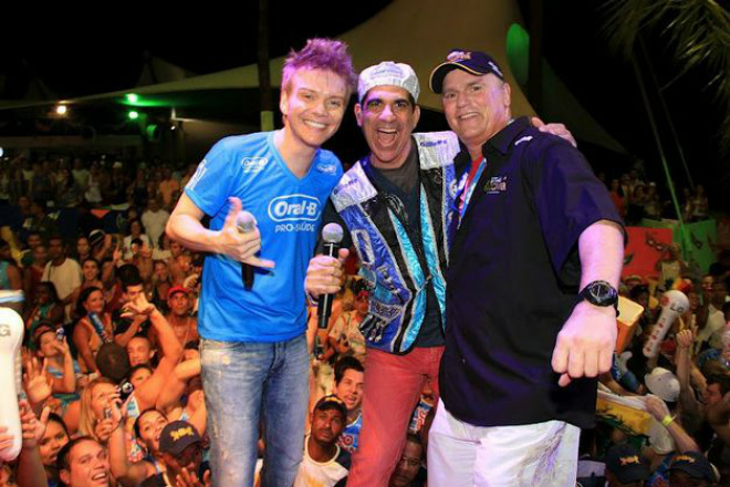 No palco do coco bambu Michel Teló,  Durval Lelys e Ricahrd Dean Anderson, o  MacGyver (Foto: Jornal do Brasil)
