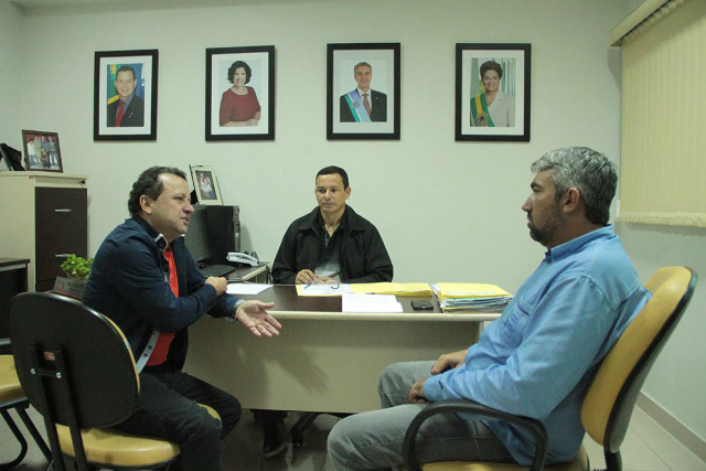 Reunião da Comissão nessa manhã, composta pelo vereador Nili Candido, Klebinho e Apóstolo Ivanildo (Foto: Assessoria)