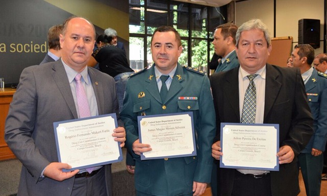Autoridades policiais de Três Lagoas participam de curso de oficiais americanos Na foto as autoridades policiais três-lagoenses posam com o certificado de participação no curso. (Foto: Rogério Fernando Makert Farias / Divulgação)