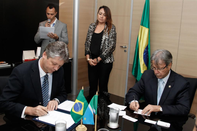 Em Brasília, representando o governador Reinaldo Azambuja, o secretário de Meio Ambiente e Desenvolvimento Econômico, Jaime Verruck participou do ato de assinatura do contrato da Fibria. (Foto: Assessoria)