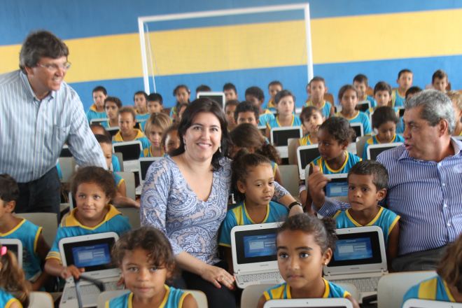 André, Simone e o prefeito de Brasilândia, Antonio Thiago de Pádua fizeram questão de registrar uma foto com as crianças assistidas pela prefeitura (Fotos; Ricardo Ojeda)