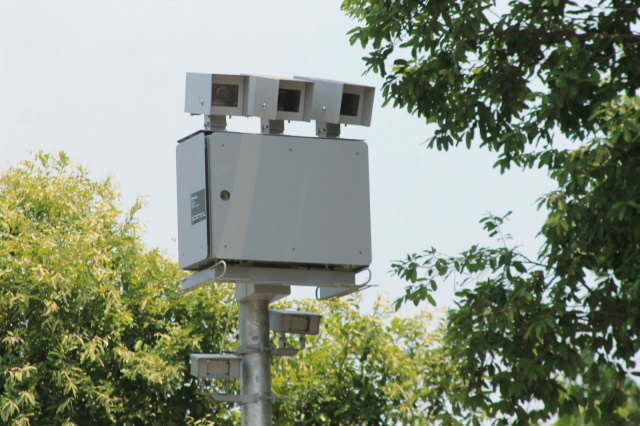 Não há placas sinalizando a velocidade máxima permitida próximo radares de semáforo (Foto: Arquivo/Perfil News)