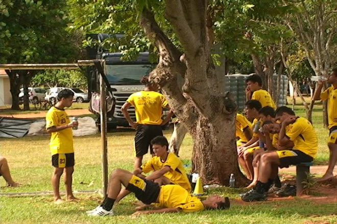 Jogadores do Misto durante treino na orla da Lagoa Maoir em Três Lagoas
Foto: Maycon Almeida 