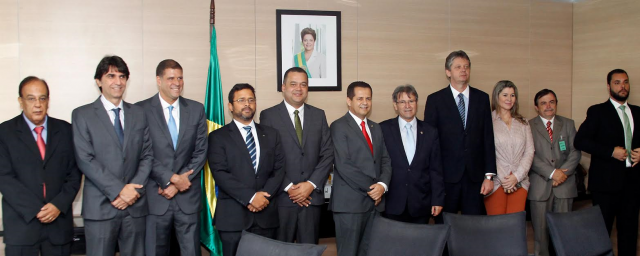 Foto oficial dos presentes na assinatura do ato de assinatura do contrato. (Foto: Assessoria)