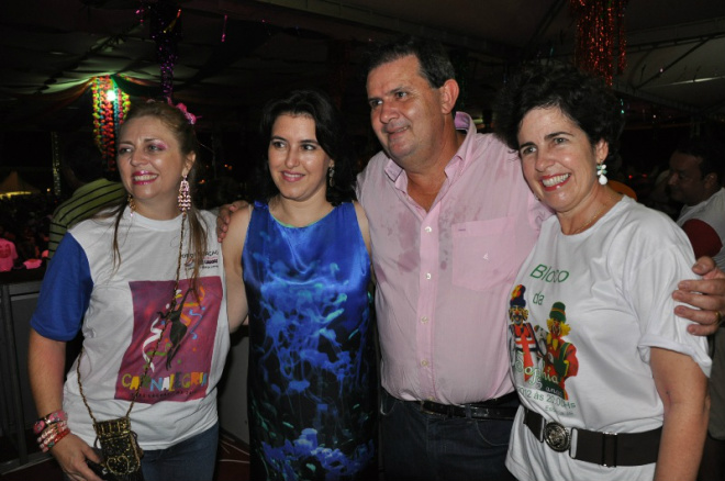 Vickie, Simone Tebet, Eduardo Rocha e a prefeita Márcia Moura curtindo a primeira noite do Carnalegria (Fotos: Assessoria) 