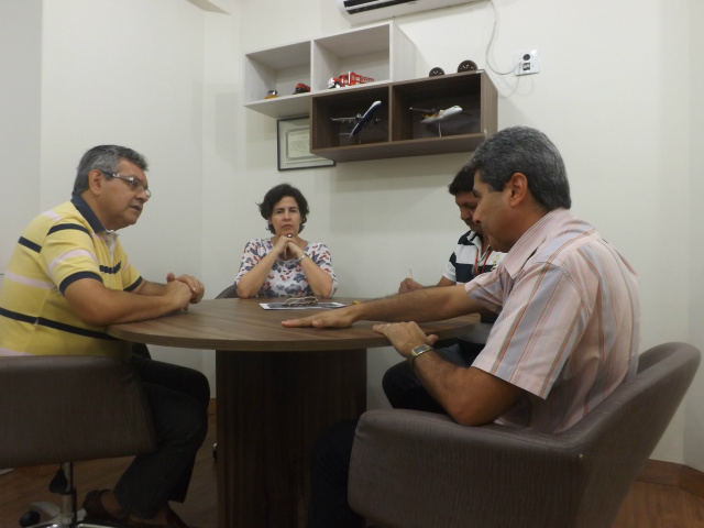 Com previsão de que 2015 será “ano difícil”, Marcia espera tocar administração mais enxuta ano que vem Durante entrevista, o assessor de Comunicação da prefeitura, Sebastião Neto acompanhou as indagações dos jornalistas (Foto: Patrícia Miranda)