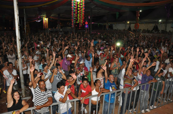 Milhares de foliões participaram da primeira noite de carnaval em Três Lagoas