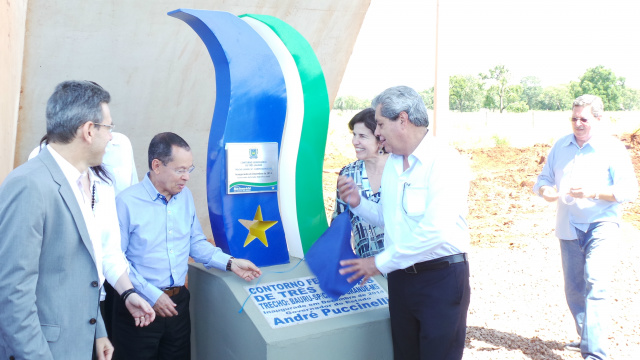 Com previsão de que 2015 será “ano difícil”, Marcia espera tocar administração mais enxuta ano que vem Com a presença do governador Andre Puccinelli e do ministro dos Transportes, Paulo Sergio Passos, a prefeita acompanhou a inauguração do Contorno Ferroviário, que ela avaliou como momento histórico para o município (Foto: Ricardo Ojeda)