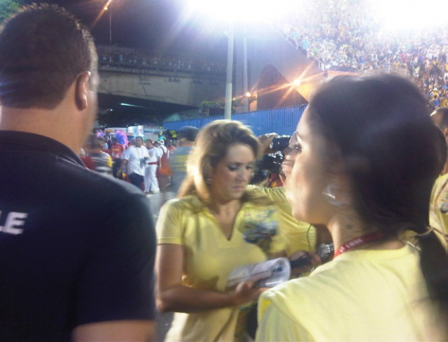 A repórter da Globo Renata Capucci durante a cobertura do Carnaval na Sapucaí
Foto: Uol