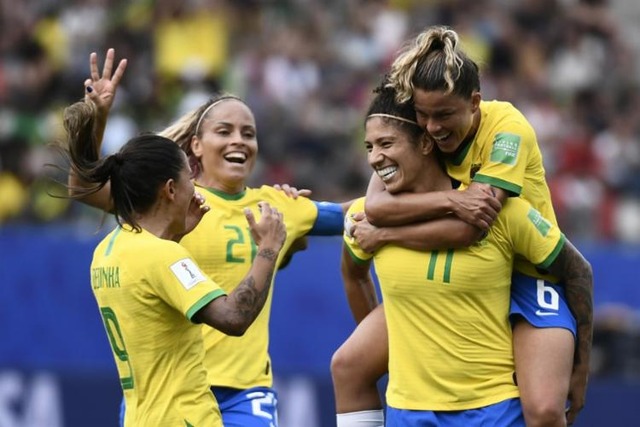 Brasil vence Jamaica por 3 a 0 na estreia da Copa do Mundo feminina Atletas comemoram o terceiro gol de Cristiane na partida - (Foto: Jeff Pachoud/AFP)