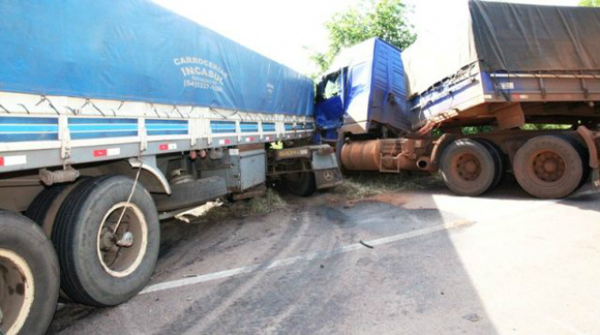 Motorista dá sinal para ultrapassagem e causa acidente com quatro caminhões Acidente provocou ferimentos em um dos motoristas
Foto: PC de Souza / Edição de Notícias
