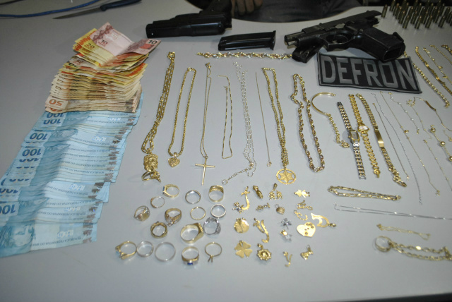 Foram apreendidos R$ 4.400, joias, semijoias e uma pistola (Fotos: Osvaldo Duarte)