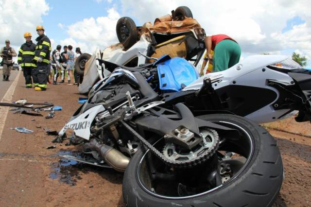 A moto que Claudionor pilotava ficou com a parte dianteira destruída, após a colisão (Foto: CG News)