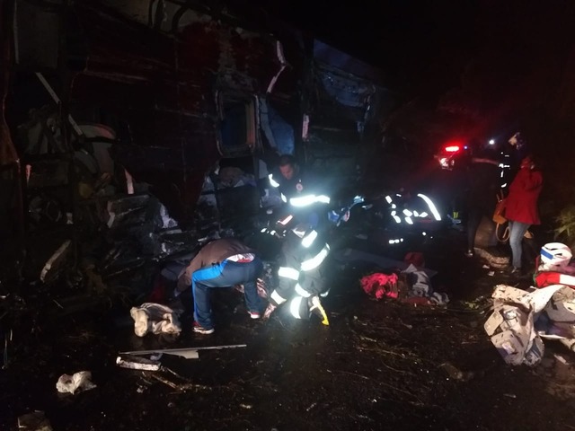 Acidente com ônibus de turismo deixa 10 mortos em rodovia de SP Bombeiros e polícia estão em atendimento no acidente na serra de Campos do Jordão — Foto: Divulgação/Bombeiros