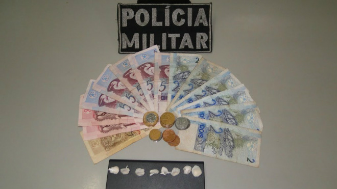 Além de várias trouxinhas de crack, policiais apreenderam uma quantia em dinheiro, provavelmente obtido com a venda da droga (Foto: Assessoria)