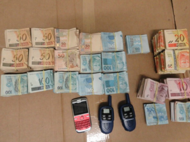 Policiais encontraram R$ 95 mil, duas pistolas e dois rádios comunicadores com o suspeito
Foto: Divulgação/PF