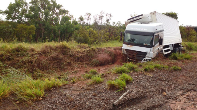 Motorista perde controle do caminhão na BR 262 entre Três Lagoas e Água Clara Acidente foi registrado por volta das 7 horas desta quarta-feira.(Foto: Alexandre Moretti)