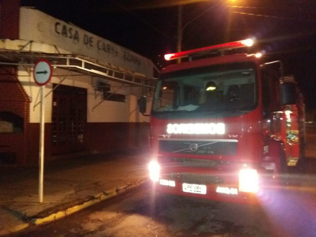 O Corpo de Bombeiros receberam a informação às 19h que o Açougue do Cesinha estaria com um princípio de incêndio. (Foto: 5ºGBM)