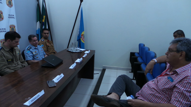 Coletiva aconteceu no sala de reunião da Delegacia de Polícia Federal de Três Lagoas, na manhã desta segunda-feira e contou com a presença outras autoridades de segurança (Foto: Tamires Tatye)