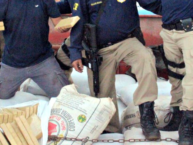 Carreta estava carregada de droga sob carga de feijão (Foto: PRF/Divulgação)
