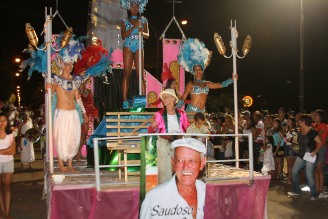Carro alegórico chamou a atenção do público, tinha várias mulatas e um banner com imagem do saudoso, Mestre Coca, fundador da escola Unidos de Três Lagoas (Foto: Ricardo Ojeda)
