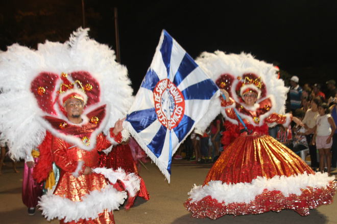 Mestre sala e porta da bandeira da escola Unidos de Três Lagoas (Foto: Ricardo Ojeda)