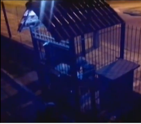 PMs confundem serralheiro com bandido e “baixam o porrete” nele Uma moradora do condomínio em frente gravou as cenas da agressão dos PMs contra a vítima (Foto: Uol Notícias)