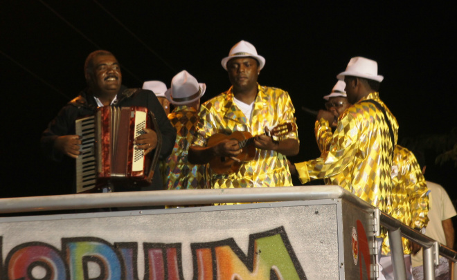 Além do pandeiro, cuíca e tamborim, a X-15 levou a sanfona para animar o samba enredo (Foto: Ricardo Ojeda) 