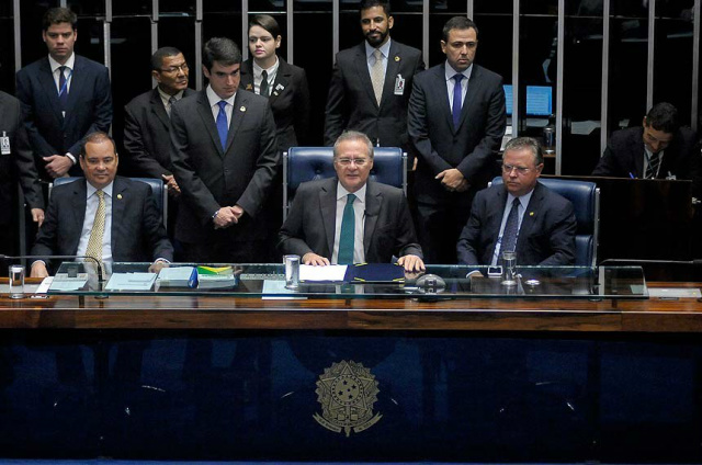 Renan rejeita pedidos de suspensão da votação do pedido de impeachment O presidente do Senado, Renan Calheiro (ao centro), durante sessão extraordinária nessa quarta-feira (11) (Foto: Pedro França/Agência Senado)
