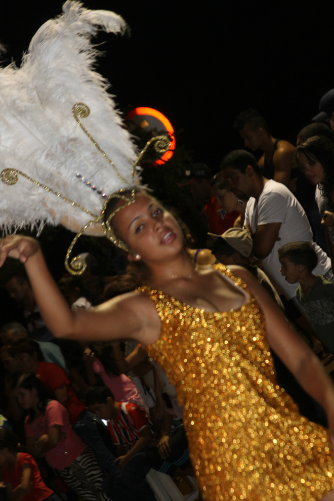 Passista bonita atraiu aplausos e a atenção da platéia masculina (Foto: Ricardo Ojeda)