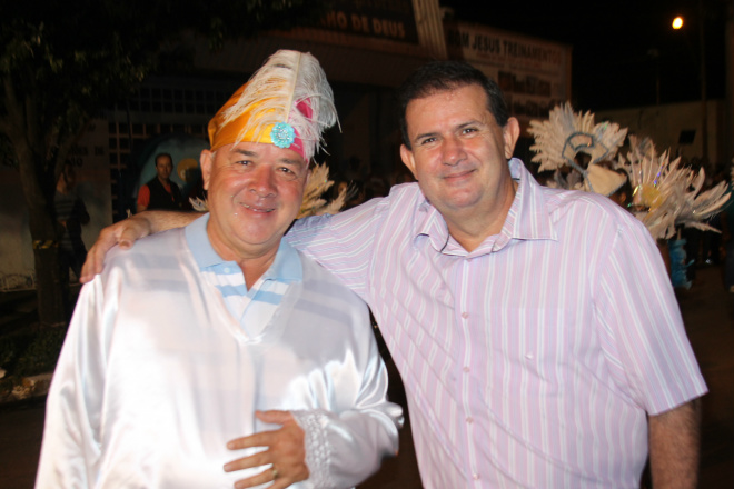 Deputado Eduardo Rocha marcou presença na avenida e fez questão de posar com o marajá, (ou melhor) vereador Adão da Apae (Foto: Ricardo Ojeda)