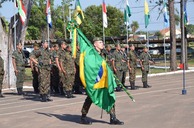 A população poderá conferir ao meio-dia incineração de bandeira inservíveis entregues ao Batalhão até amanhã (sexta-feira). (Foto: Secom Três Lagoas)
