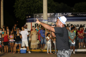 Puxador de samba faz o público dançar e cantar o samba enredo da sua escola (Foto: Ricardo Ojeda) 