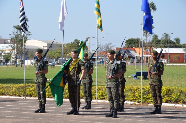 3ª Bateria de Artilharia Antiaérea de Três Lagoas realiza solenidade em comemoração ao Dia da Bandeira