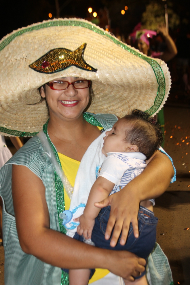 Uma passista, mesmo com o filho no colo não desperdiçou a oportunidade de fazer bonito na avenida (Foto: Ricardo Ojeda)  