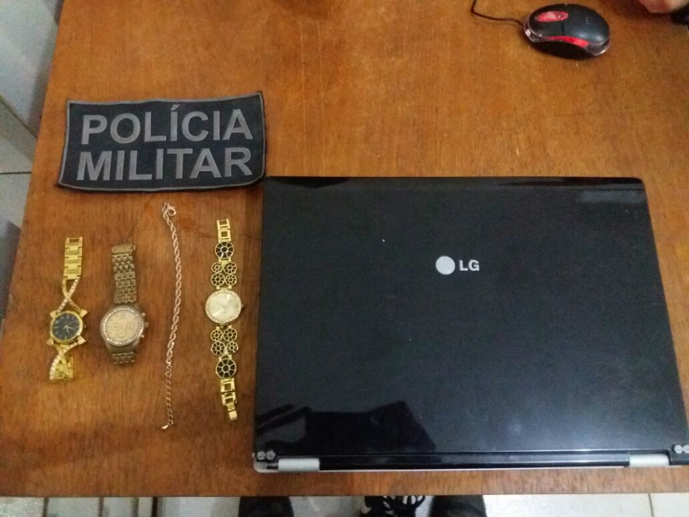 Na tarde do dia 10 de maio (terça-feira), policiais do 2º Batalhão prenderam ladrão com objetos furtados em flagrante. (Foto: Assessoria)