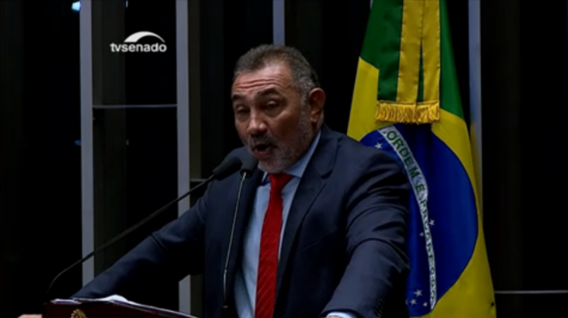 Senadores proferem discurso durante sessão extraordinária no Senado O senador Telmário Mota (PDT-RR) é o 12º a ocupar a tribuna (Foto: Reprodução/TV Senado)