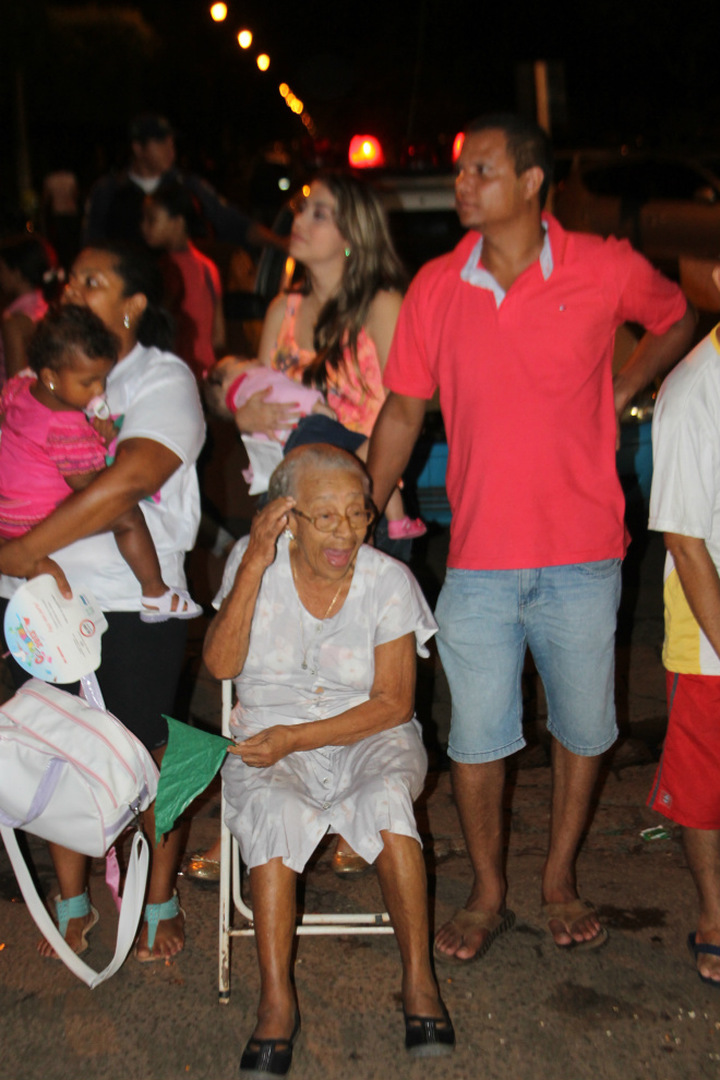 Idosa de 82 anos, D. Onofrina fez questão de ficar até a última escola desfilar na avenida vibrando com o samba enredo (Foto: Ricardo Ojeda)