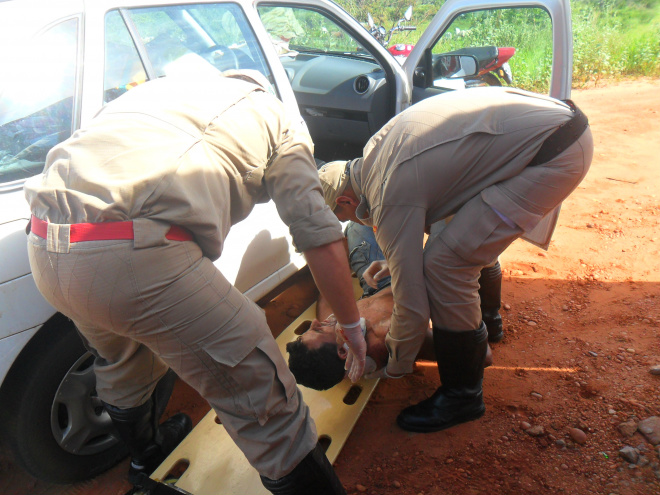 O condutor do caminhão foi socorrido por terceiros, mas durante o trajeto o veículo que o conduzia à Santa Casa de Bataguassu foi interceptado por uma equipe do Corpo de Bombeiros que prestou os primeiros socorros ainda no local (Foto: Tiago Apolinário)