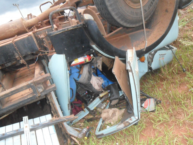 Além da carroceria a cabine do caminhão também ficou bastante danificada (Foto: Tiago Apolinário/Perfil News)