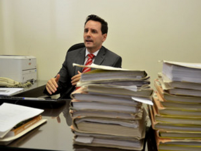 Gangue que foi presa soma mais de 433 anos de prisão O promotor Marcelo Sorrentino Neira manuseia a sentença, que é composta por 400 páginas e o processo tem 17 volumes. (Foto: PaparazziNews)