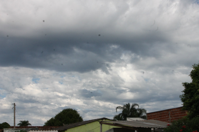 Nuvens carregadas e a chuva pode vir a qualquer momento nesta quinta-feira em Três Lagoas. (Foto: Patrícia Miranda)