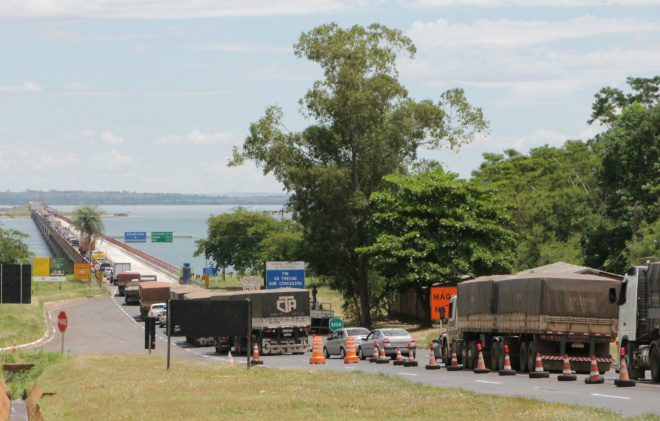 Obra da reforma da Ponte do Paranazão está dentro do cronograma diz Dnit Fila de espera tem duração de meia horas, mas pode ampliar para mais de uma hora durante aplicação da concretagem (Foto: Ricardo Ojeda)