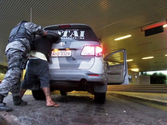 Suspeito de assaltar mulher que chegava de viagem é preso Um dos suspeitos foi detido e encaminhado à delegacia (Foto: Celso Daniel/Perfil News)