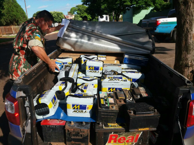 O veículo carregado com o material perigoso para o ambiente, pertencente a uma empresa com domicílio jurídico em Dourados. (Foto: Assessoria)