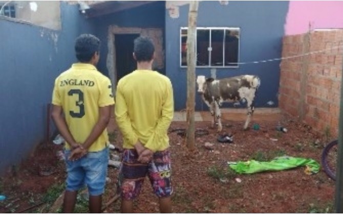 Acusados com o animal que seria sacrificado. (Fotos: Divulgação). 