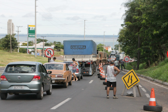Obra da reforma da Ponte do Paranazão está dentro do cronograma diz Dnit As vezes o tempo de espera na fila causa aborrecimentos e prejuízos aos usuários (Foto: Ricardo Ojeda)
