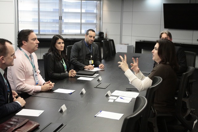 Senadora Simone Tebet consegue a liberação de R$ 42 mi para casas populares Em reunião com o presidente da CEF, em abril, Senadora Simone Tebet pediu a ampliação dos recursos do FGTS para construção de casas populares. Demanda foi atendida pelo Governo Federal, que concedeu R$ 42 milhões ao Estado. Foto: Roberto Castello